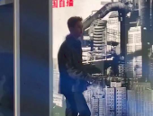 橙红年代警花小姐姐,英勇无畏，守护正义的美丽身影