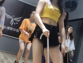 拐棍跳舞小姐姐,小姐姐演绎别样风采